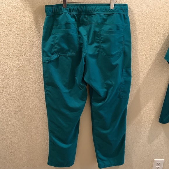 Men's Balance V-Neck Scrub Top & Zip Fly Scrub Pants Set - Picture 10 of 14